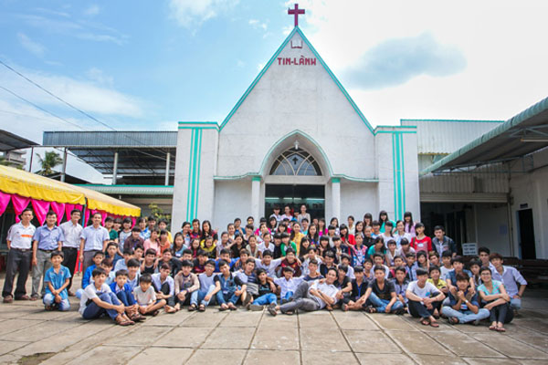 Protestantism in Dong Thap and Binh Thuan provinces organize summer camps for youth